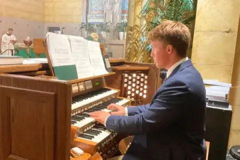 web-image-spencer-wallut-playing-organ-for-mass